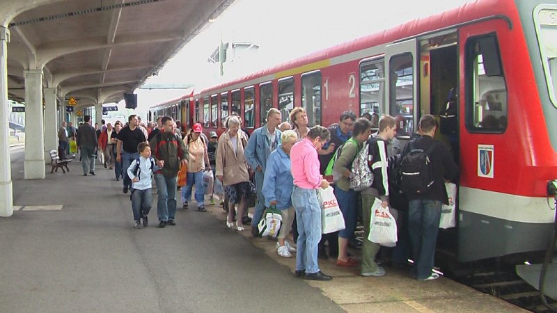 Es war ein groer Ansturm auf die BR 628 in Sonneberg vorhanden, als alle vom Piko  Tag der offenen Tr  am 16. Juni 2007 nach Hause wollten. Man sieht es auch an den Tten ;-)