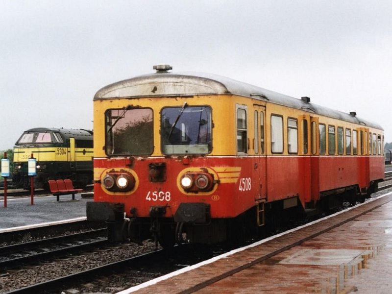 Es war ein Regentag am 18-5-2001. Hier steht die 4508 abfahrtsbereit mit P 8996 zwischen Bertrix und Libramont auf Bahnhof Bertrix.