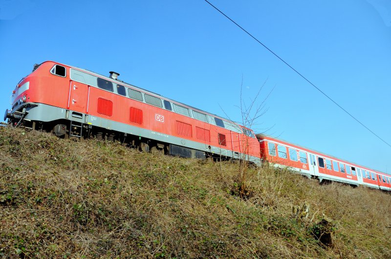 Es war ein Versuch: Und es hat geklappt... Eine zweite Kamera auf Stativ an der Bschung plaziert und via Funk ausgelst.. 218 412-5 auf Talfahrt in anderer Perspektive.