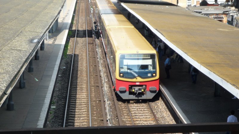 Es war ein wirklich schner Juni Tag. Die Sonne strahlte, daher spiegelt sich die BR 481 der Berliner S-Bahn in voller Pracht im Bahnhof Ostkreuz.