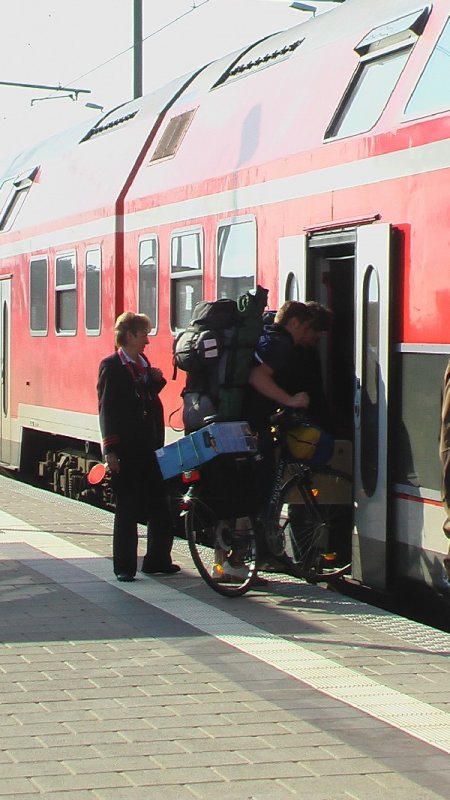 Es war einfach Wahnsinn, wie viele Radfahrer sich an diesem Augusttag 2008 in den Zug nach Berlin drckten. Eigentlich sollte der RE schon seit 2 Minuten abfahren, doch die Schaffnerin ist immer noch damit beschftig die letzten Personen in den Zug zu quetschen.