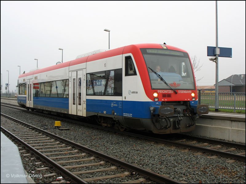 Es war einmal (deshalb der Trauerrand): ein RegioShuttle RS1 der PRIGNITZER EISENBAHN (PEG) am 29.11.2006 unterwegs auf der Linie PE 53 Neustadt (Dosse) - Neuruppin; Diese Linie wurde zum Fahrplanwechsel im Dezember 2006 komplett eingestellt.
