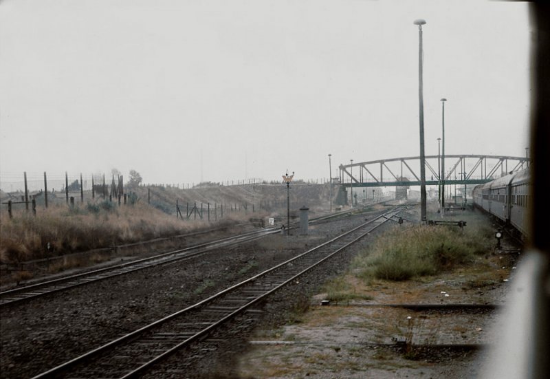 ES WAR EINMAL....Grau in grau, alles eingezunt, auf der Brcke eine Figur, mit einer MP: Einfahrt in den Grenzbahnhof Oebisfelde. Zuglok ist eine
216 aus Braunschweig vor dem D 607. Hagen ab 7.03 Uhr Magdeburg an
12.42 Uhr..... 
Das Fotografieren in dieser Aerea war besonders reizvoll, da es verboten war. Nur die Stasi machte schon mal Gebrauch davon.
Aufn. 1968 