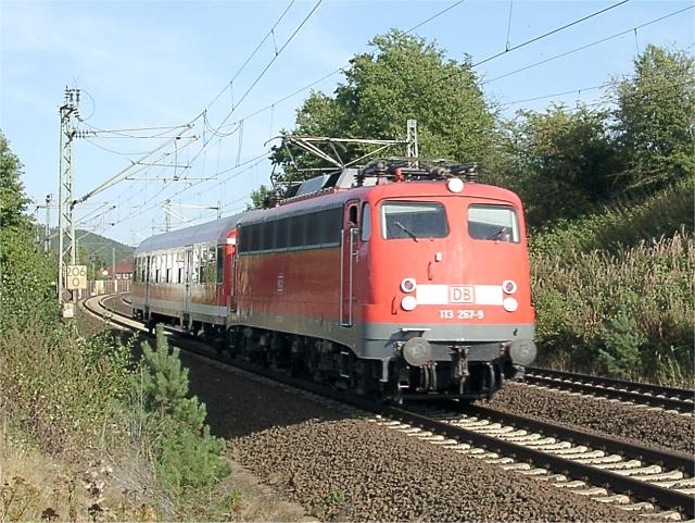 Es war keine 110! 113 267-9 ist mit einem �berf�hrungswagen unterwegs - ein eher seltener Gast auf osthessischen Schienen.
