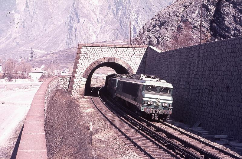 Es war nicht gerade leise wenn die Loks (1500 Volt Gleichstrom) auf der schweren Rampenfahrt und an der Stromschiene h�ngend  (die wurde t�glich von einem Spezialwagen mit Fett geschmiert )an einem vorbei fuhren.