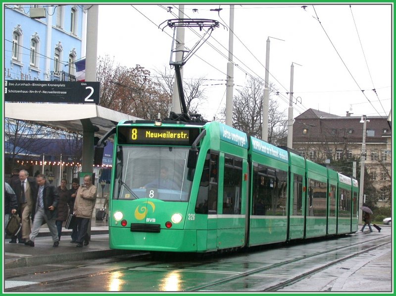 Es war regnerisch am 05.12.2006 in Basel. Es reichte genau fr ein Bild vor dem Hauptbahnhof mit dem Combino Tram Be 6/8 326 der BVB, bevor ich Richtung Sden die Sonne wieder fand.