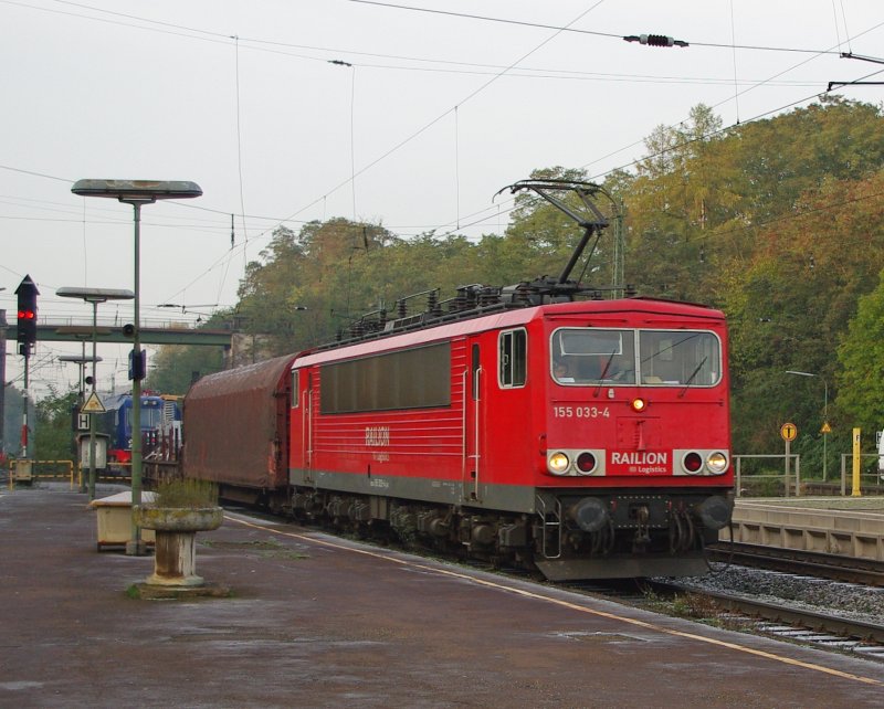 Es war sau kalt heut morgen, ich war totmde von der Nachtschicht aber es hat sich gelohnt! Auch wenn das Jahr noch gute zwei Monate hat, wage ich zu behaupten, dass heute, am 21.10.2009 die wohl beeindruckenste berfhrung des Jahres stattgefunden hat. 

Frisch aus dem Bombardier Werk in Kassel in Richtung Kste (Rostock) zur bereitstehenden Fhre geht die IORE 119! 155 033-4 hatte die Ehre, die Zuglok zu sein. Aufgenommen in Eichenberg.