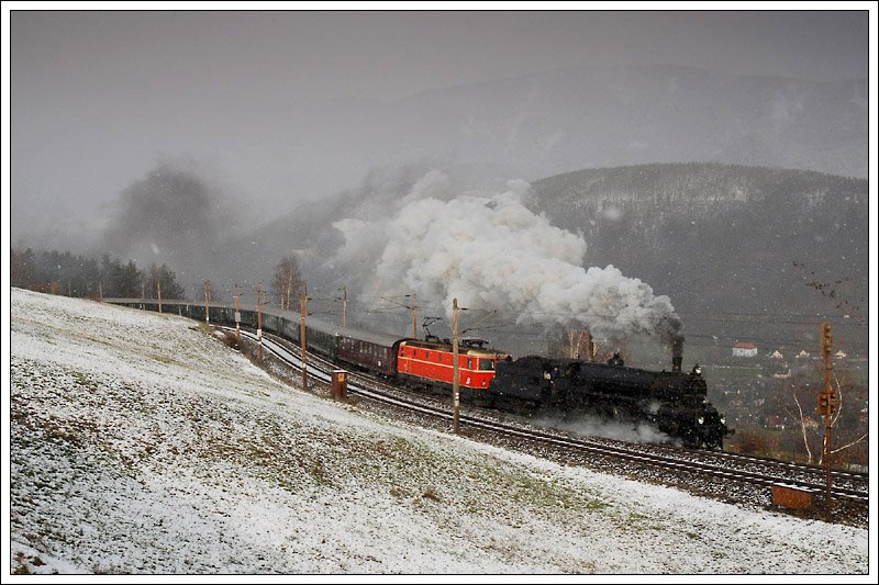 Es war wirklich ein bisschen von Winterdampfstimmung am 8. Dezember 2008 auf der Semmering Nordseite zu sp�ren. Die Kombination 1044.40 als Zuglok und 310.23 als Vorspann ist nat�rlich etwas gew�hnungsbed�rftig, aber das interessierten den Fahrg�sten, die in reichlicher Anzahl in diesem Zug waren, absolut nicht, hauptsache es dampft an der Zugspitze. Und bei so einem Zug ist es eigentlich nur wichtig, dass er kostendeckend unterwegs ist.

Wenn sich jetzt wer die Frage stellt, warum 1044.40 nicht am Zugende als Schiebelok fungierte, das ist ab einer Achsenanzahl von 32 nicht mehr m�glich, daher wurde sie gleich hinger 310.23 eingereiht.

Die Aufnahme entstand auf der Apfelwiese, auf der Semmering Nordrampe.