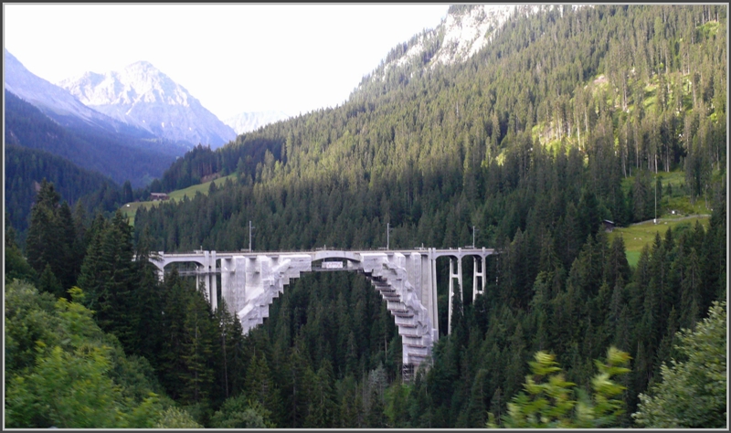 Es ist wieder Pilzzeit und deshalb gehts mit dem ersten Zug nach Arosa. Nicht nur der Landwasser Viadukt, sondern auch das Langwieser Viadukt wird saniert. Es hat aber im Gegensatz zum Landwasser Viadukt keine rote Hlle erhalten. (12.07.2009)