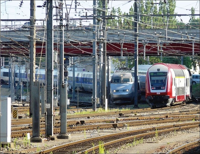 Es wird eng fr den TGV aus Richtung Paris zwischen den Masten und dem ausfahrenden Wendezug bei seiner Einfahrt in den Bahnhof von Luxemburg am 01.07.08. (Jeanny)