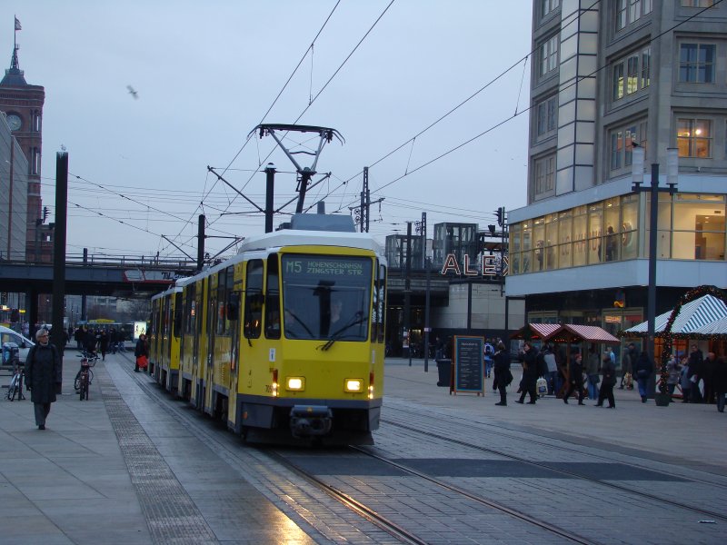 Es wird langsam dunkel in Berlin. Eine alte Tatra fhrt hier gerade am Berliner Alexanderplatz vorbei um nach Hohenschnhausen zu fahren. Aufgenommen am 29.11.2007