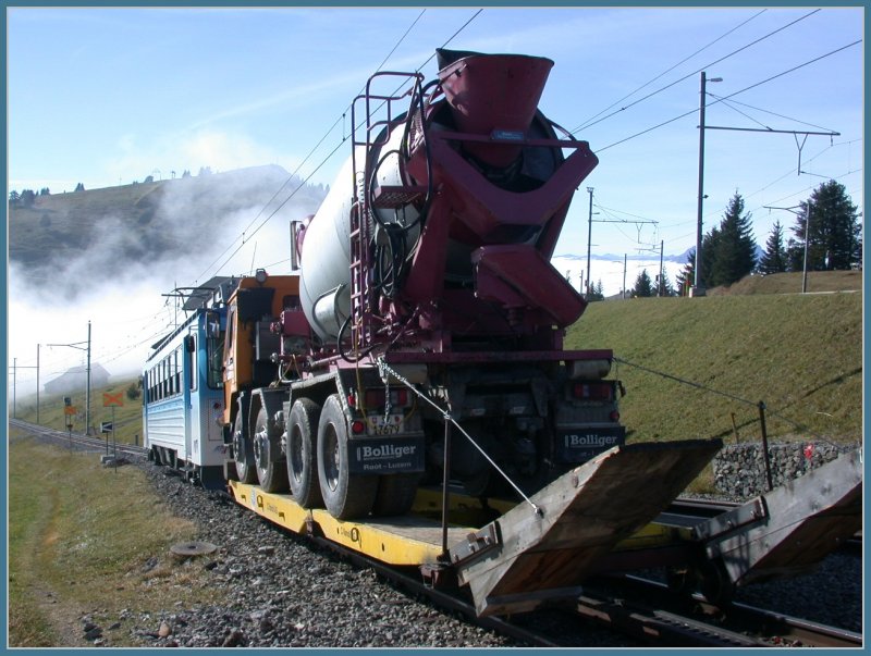 Es wird eine ziemlich teure Baustelle sein auf Rigi Staffel, wo unweit vom Bahnhof ein neues Gebude errichtet wird. Weil keine Strasse existiert, bringt der Triebwagen Nr 15 den Betonmischer auf einem speziellen Tiefgangwagen von Arth Goldau herauf. Das sind immerhin 1100m Hhendifferenz. (10.11.2006)