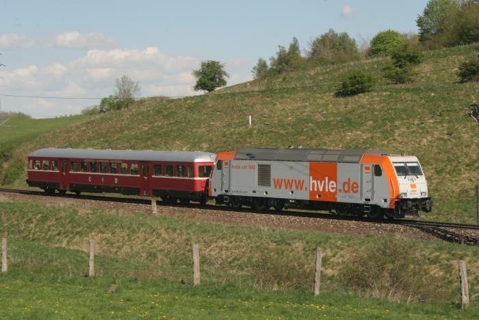 Es wirkt schon ein wenig abstrakt wenn eine der modernsten Lokomotiven Deutschlands einen historischen Beiwagen zieht. Aber der Esslinger Beiwagen bietet sich als Panoramawagon perfekt f�r die Sonderfahrten auf der R�belandbahn an. H�ttenrode, 10.05.2008