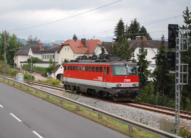 Es ist zwar nur ein Lokzug, aber irgendwie 
gefllt es mir wie am 22.09.2008 die
1142 644 solo an den Husern am Stadtrand
von Steyr vorbeifhrt und den Bahnhof
ansteuert.