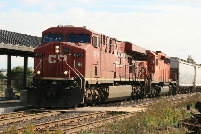 ES44AC Class DRF-44 #8719 und SD40-2 Class DRF-30t #5931 der Canadian Pacific ziehen einen Gterzug durch die Station Meadowvale in Mississauga; 28.09.2008