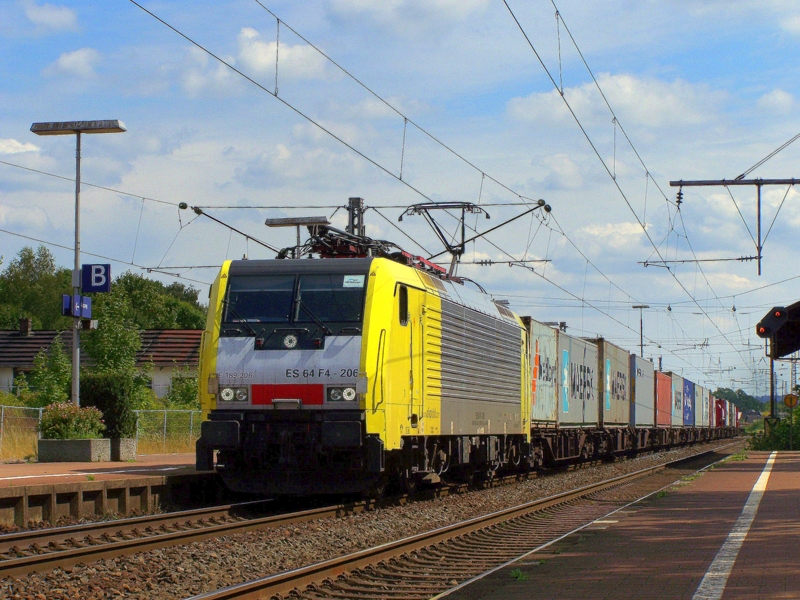 ES64 F4-206 (189 206) durchfhrt mit Ihrem Containerzug den bahnhof Ibbenbren in Richtung Bad Bentheim. 31.07.09