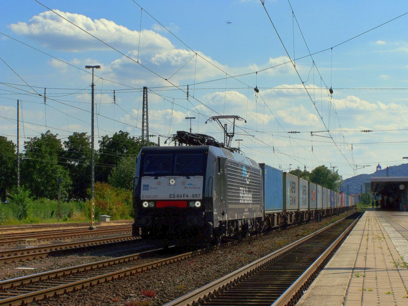 ES64 F4-997 (189 097) steht mit Ihrem Containerzug auf dem Weg nach Hannover in Minden(Westf)