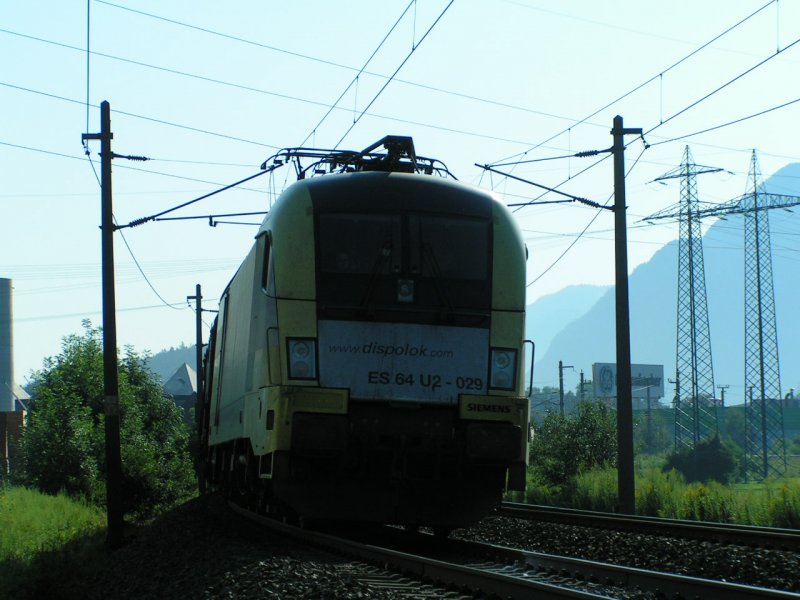 ES64 U2-029 in der morgendlichen Sonne mit Gterzug  Richtung Innsbruck 2006-07-19