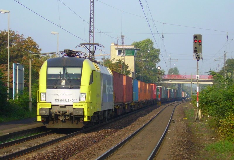 ES64 U2-044 am verspteten Kontainerzug am 18.10.06 in Ludwigshafen Oggersheim.