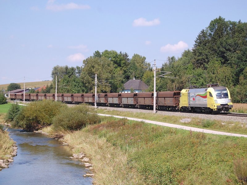 ES64 U2-061 weist auf eine bulgarische Bahn hin.
Am 27.08.2008 ist sie mit einem Erzzug auf der Phyrnbahn
kurz vor Wartberg/Kr. unterwegs gewesen.