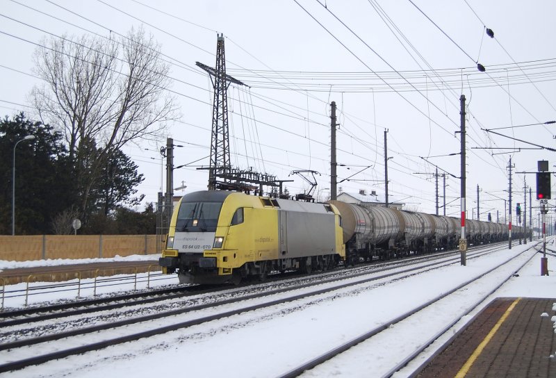 ES64 U2-070 ist am 21.02.2009 mit 
einem Kesselwagensatz in Marchtrenk 
durchgefahren.









