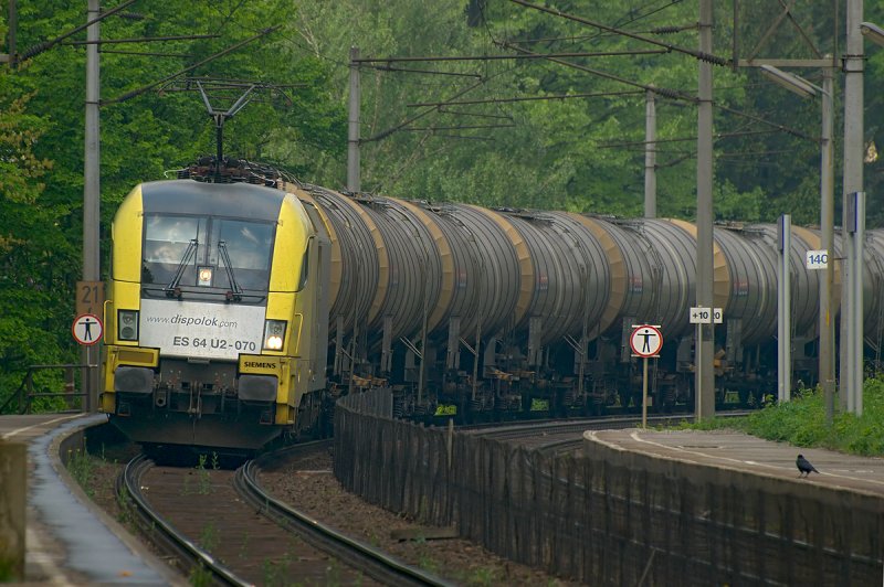 ES64 U2-070 vor einem Kesselwagenzug Richtung Wien am 01.05.2009 in Pressbaum. 