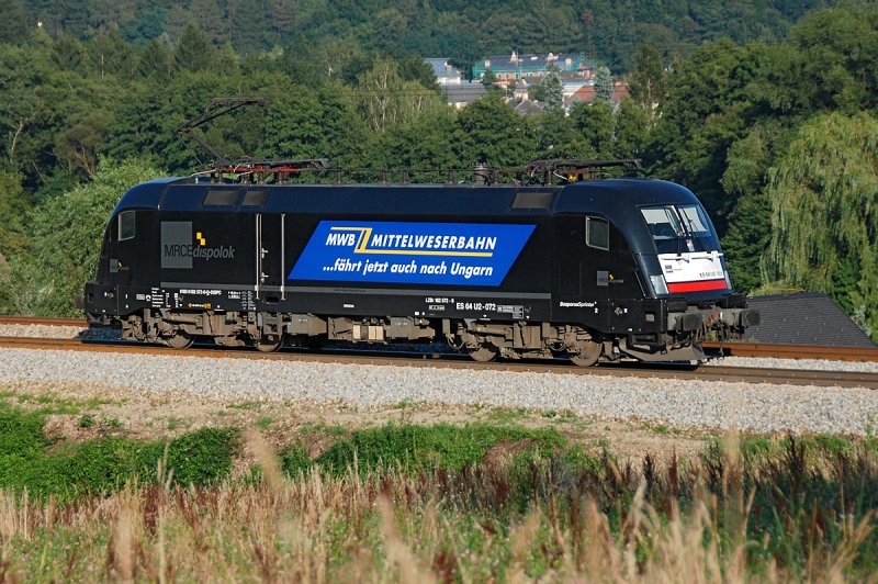 ES64 U2-072 war am 20.08.2009 als Lokzug um 18:20 Richtung Westen unterwegs. Das Foto entstand vor Drrwien.