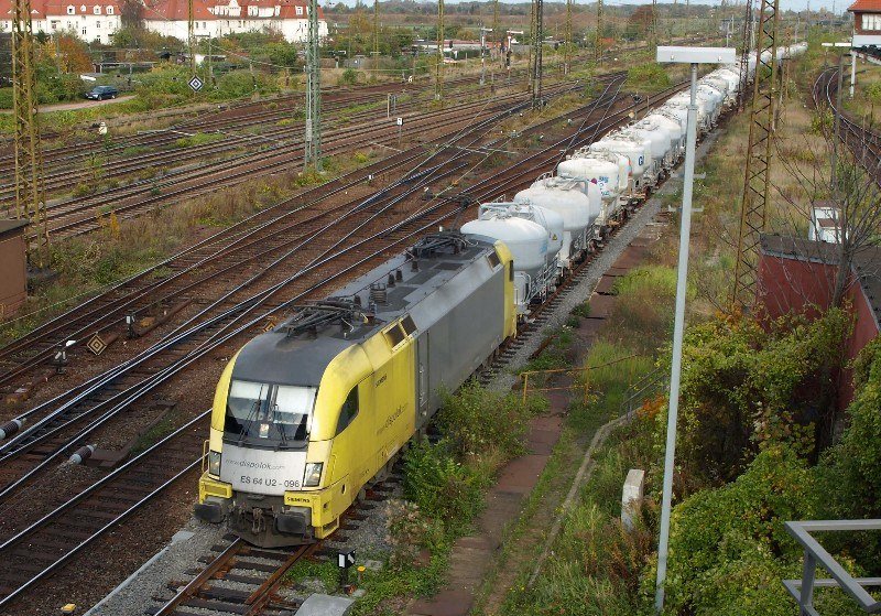 ES64 u2 096  als Ersatzlok f�r 002 am 21.10.08 in Halle Rbf..
