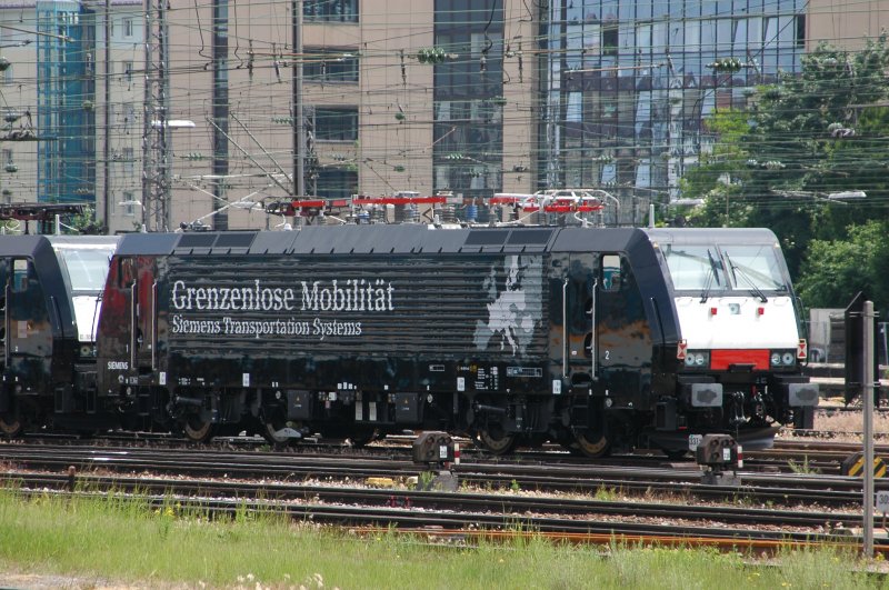 ES64F1-001 steht am 09.06.08 in Mnchen Hbf, fotografiert von der S-Bahn Hackerbrcke