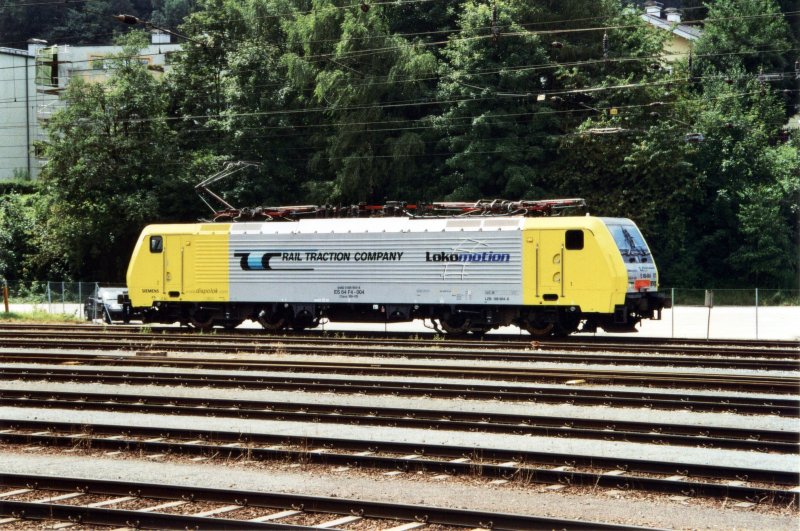 ES64F4 004 der Rail Traction Company wartet im Bahnhof Kufstein auf neue Aufgaben. Aufgenommen im Sommer 2005
