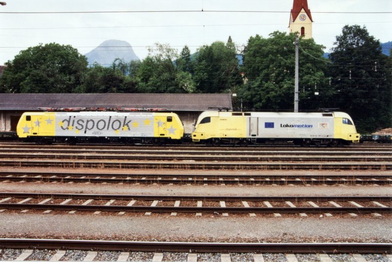 ES64F4 011 und ES64U2 001 warten im Sommer 2005 im Bahnhof Kufstein auf neue Aufgaben.
