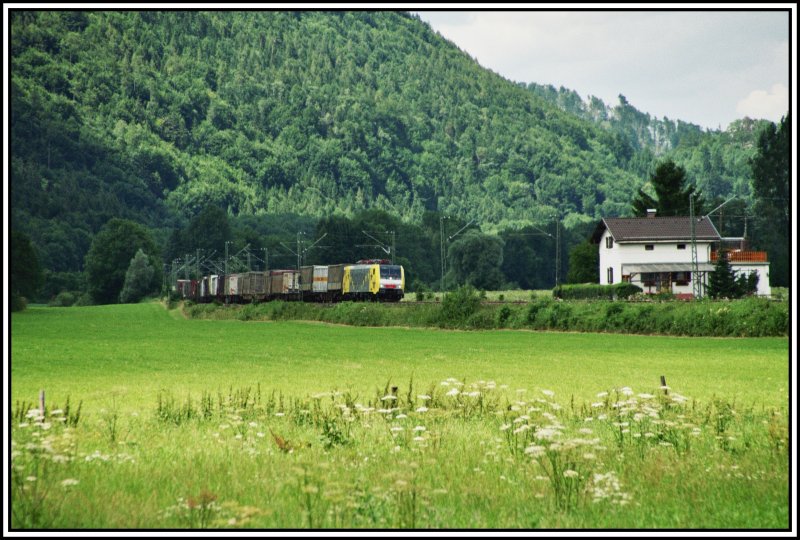 ES64F4-011 rollt mit einem Gterzug des Kombinierten Ladungsverkehrs von Mnchen ber die Inntalstrecke zum Brennerpass. Aufgenommen bei Niederaudorf im Sommer 2005