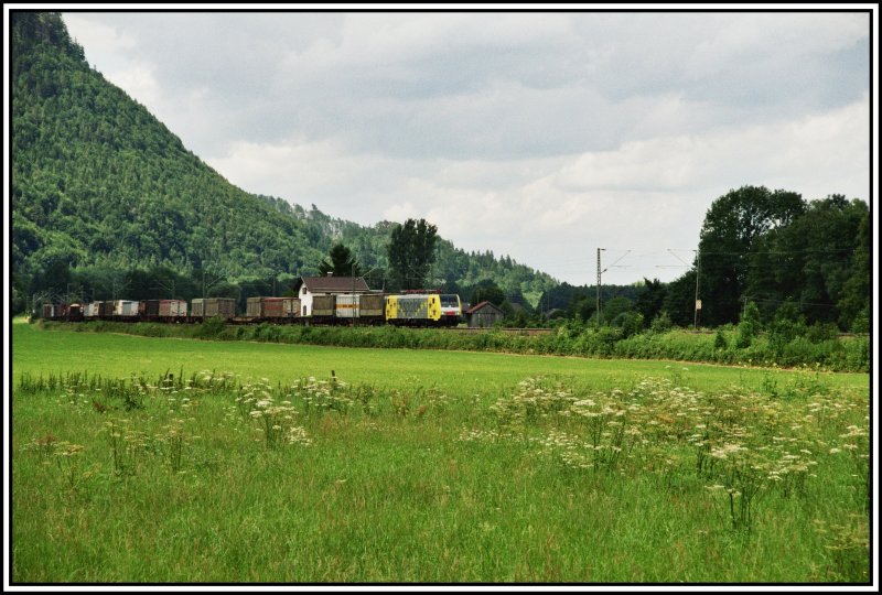ES64F4-011 rollt mit einem Gterzug des Kombinierten Ladungsverkehrs von Mnchen ber die Inntalstrecke zum Brennerpass. Aufgenommen bei Niederaudorf im Sommer 2005