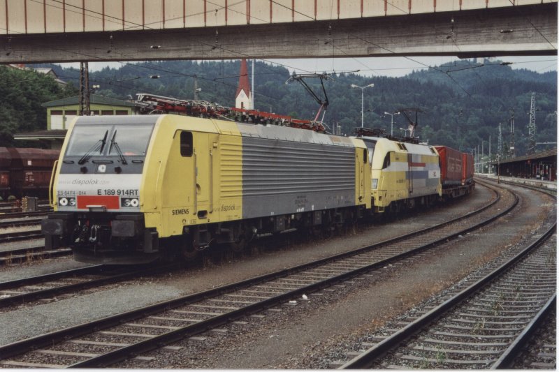 ES64F4 014 und ES64U2 029 warten mit dem  Winnerzug  in Kufstein auf die Abfahrt zum Brenner. Aufgenommen im Sommer 2005.