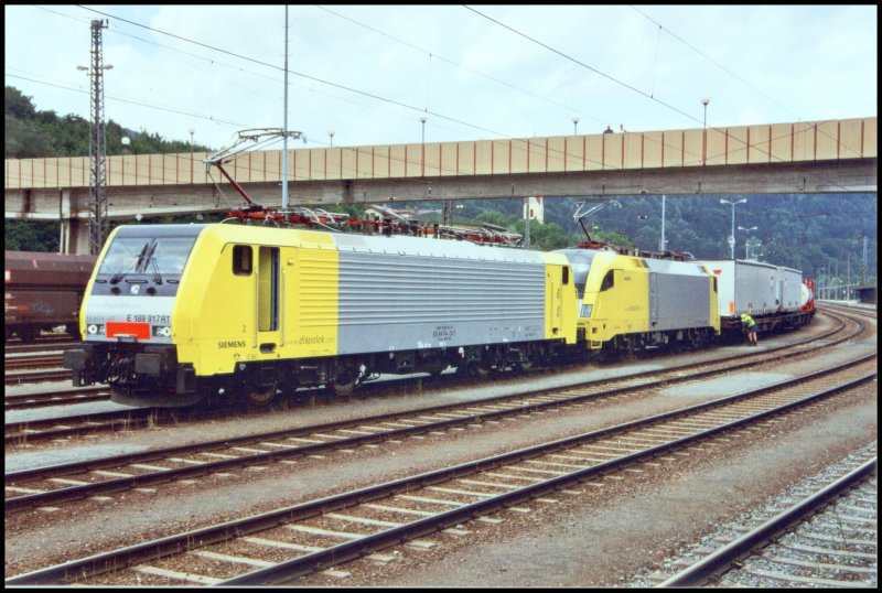 ES64F4-017 und eine ES64U2 warten mit einem KLV-Zug auf die Ausfahrt zum Brenner. Aufgenommen im Sommer 2005.