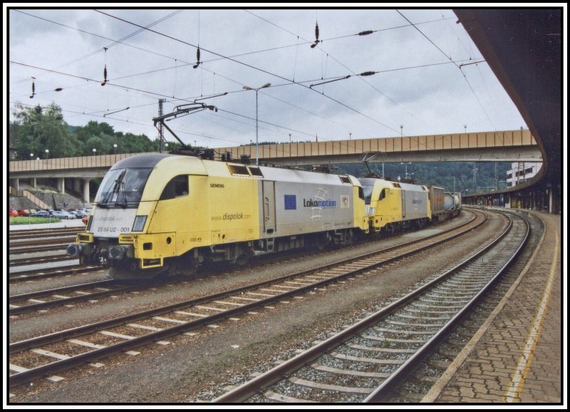 ES64U2-001 und 037 warten am 19.06.2005 mit einem Kombizug auf die Abfahrt zum Brenner. Am Zugschluss schiebt ES64U2-033 nach. 
