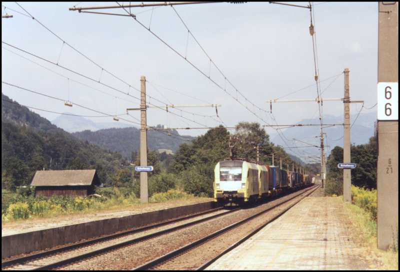ES64U2-001 durchfhrt im Sommer 2003 den Haltepunkt Schaftenau mit einem Kombizug. 