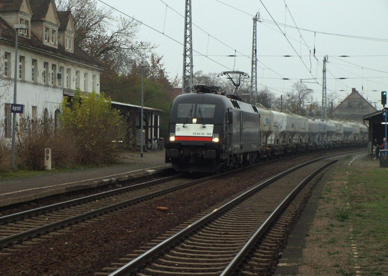 ES64U2 002 der EGP mit neuem Lack und Fristverl.   am 5.11.08 im Bhf Angersdorf.