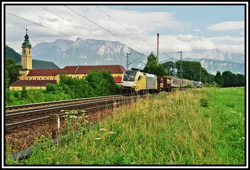 ES64U2-013 bringt einen voll beladenen Gterzug des Kombinierten Ladungsverkehrs vom Grenzbahnhof Brenner nach Mnchen. Aufgenommen beim Kloster Raisach.