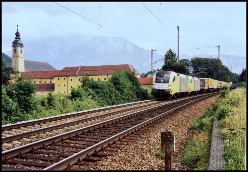 ES64U2 013 und ES64U2 001 bringen im Sommer 2005 einen KLV-Zug vom Brenner nach M�nchen. Hier fahren sie gerade am Kloster Raisach vorbei.