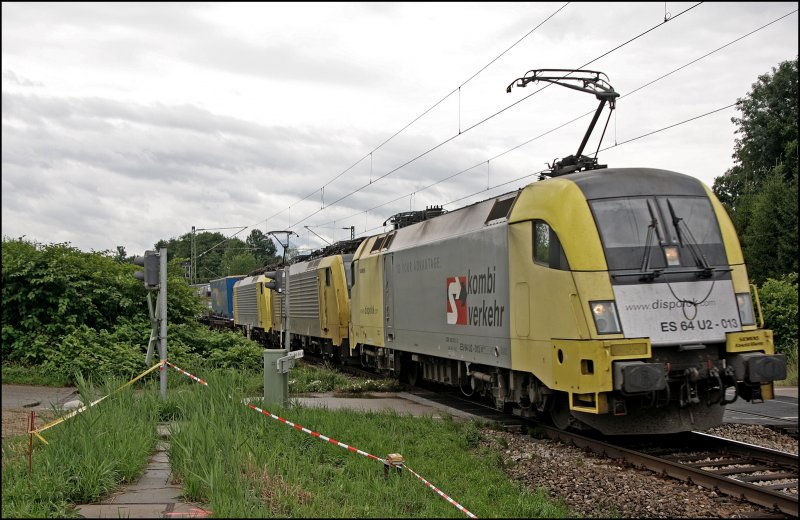 ES64U2-013  KombiVerkehr  schleppt zwei E189er und einen Kombizug nach Mnchen. (09.07.2008)
