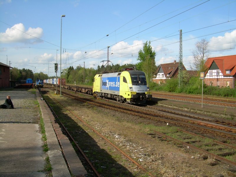ES64U2 016 von BoxXpress mit Containerzug in Eystrup am Nachmittag des 18.4.2007 auf dem Weg nach Hannover