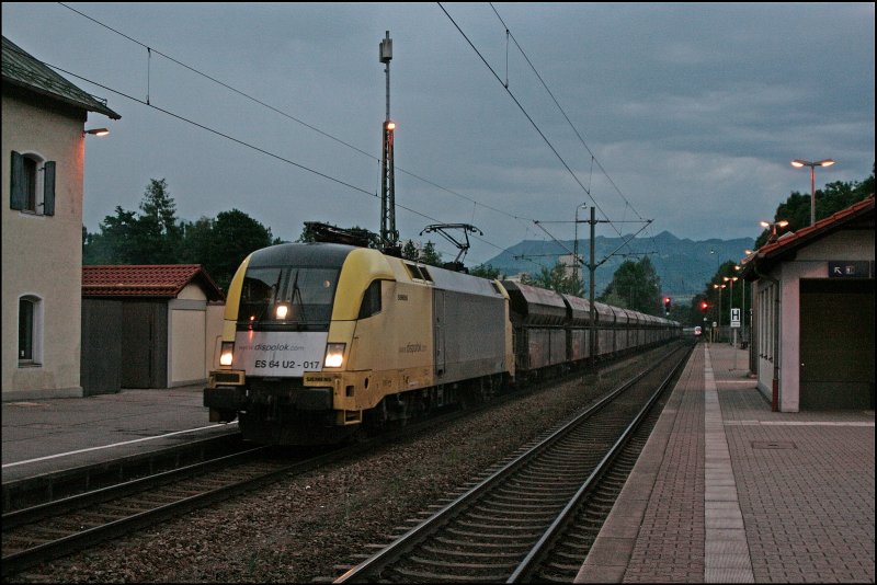 ES64U2-017 bringt den 47892 von Linz-Stahlwerke nach Bludenz. Aufgenommen bei der abendlichen Durchfahrt von Kiefersfelden. (11.07.2008)
