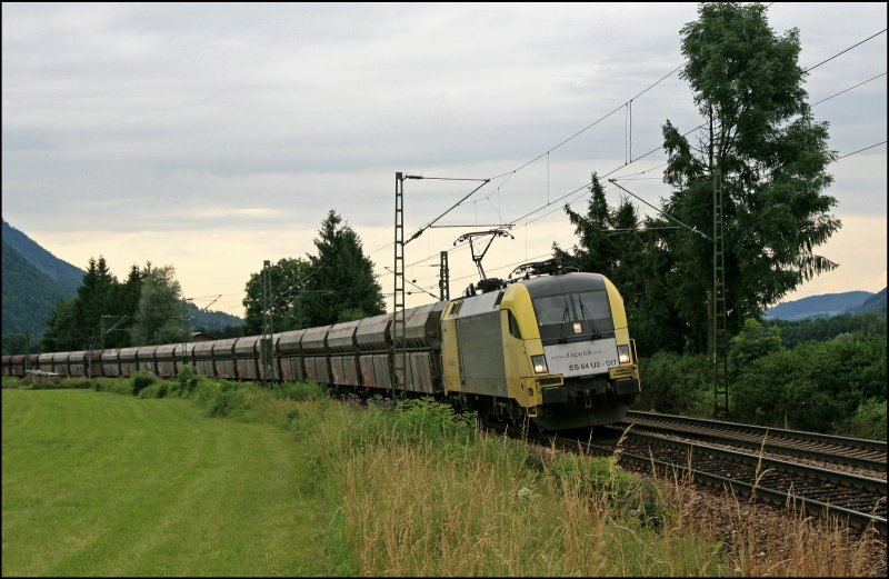 ES64U2-017 legt sich mit dem 47892, von Linz Stahlwerke nach Lrruns, bei Oberaudorf in die Kurve. (04.07.2008)
