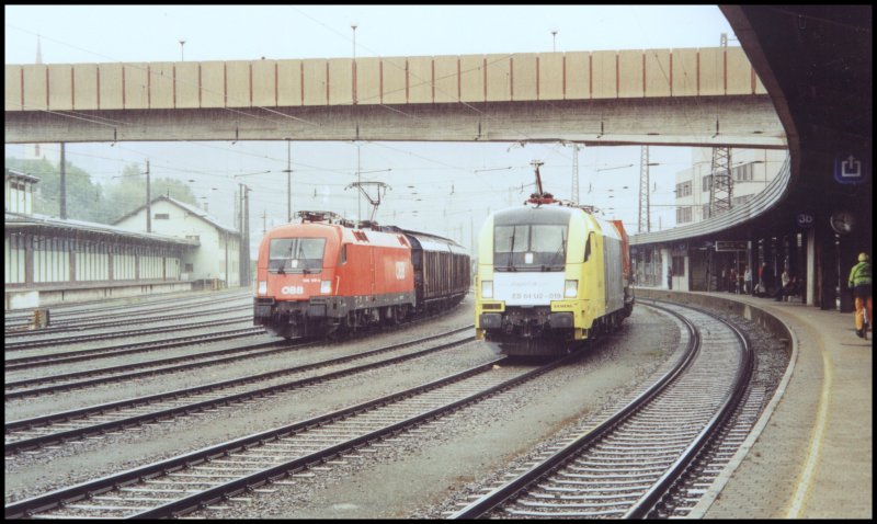 ES64U2-019 ist soeben mit ihrem KLV-Zug in Kufstein angekommen. Auf dem Nebengleis wartet 1116 107 auf eine Vorspannlok. Aufegenommen im Sommer 2005.