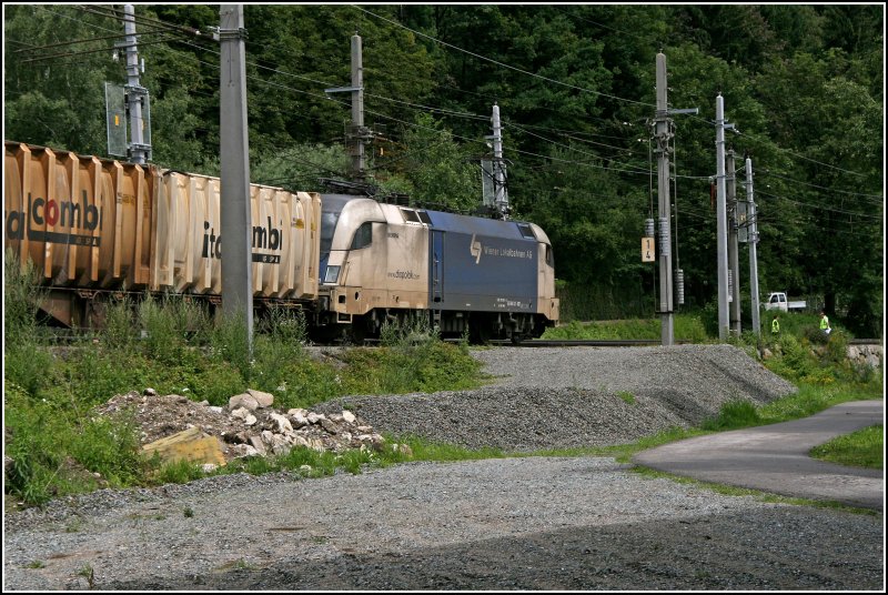 ES64U2-021 fhrt nach kurzem Aufenthalt mit dem DGS 43100  TRANSPED-EXPRESS ,von Verona nach Wanne-Eickel, aus dem Bahnhof Kufstein am Inn entlang Richtung Norden. (04.07.07)