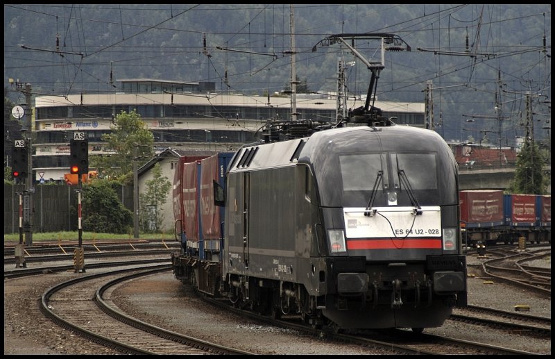 ES64U2-028 ist auch schon in den Farbtopf gefallen und ist nun als schwarzer Stier bei Lokomotion im Einsatz. Am 31.07.2009 wird der  WINNER-Express  zum Brenner nachgeschoben.