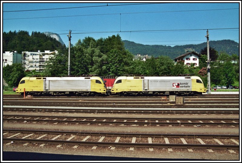 ES64U2-033 und 013 sonnen sich im Juni 2005 im Bahnhof Kufstein.
