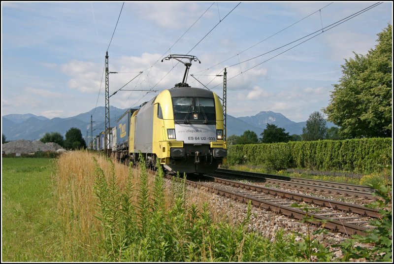 ES64U2-033 bringt bei guten Fotobedingungen einen KLV-Zug vom Brenner nach Mnchen. (29.06.2007)