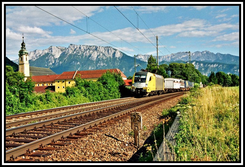 ES64U2-033 bringt einen Kombizug vom Grenzbahnhof Brenner/Brennero nach Mnchen. Aufgenommen im Sommer 2005 beim Kloster Raisach.